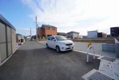 前面道路は北東側約5.1ｍ。交通量が少ないため小さなお子様がいても安心です＾＾