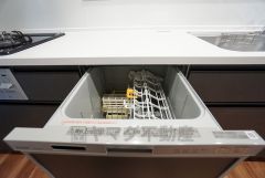 家事の時間が短縮できるフルオープンで開けやすい食器洗い乾燥機付。食事後に家族とのくつろぎタイムをしっかり取れます。