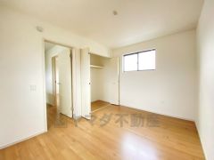 暖かい日差しが差し込む洋室。たっぷり収納できるクローゼット付きでお部屋の中をすっきりと快適に保てます。