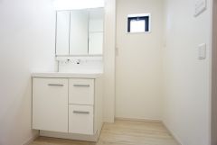 同仕様写真。鏡の後ろはたっぷりの収納スペースを確保。歯みがきセットや化粧品などいつでもスッキと片付けることができます。