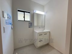 三面鏡つき洗面台。収納も一体型になっているので、ドライヤーやヘアアイロンの置き場に困りませんね。