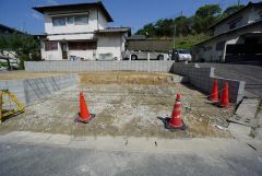 カースペースは停めやすい並列駐車2台付き。 車好きのご主人の洗車もゆったり。 角地で日当り風通し良好です＾＾