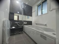 足を伸ばせる浴槽で毎日の疲れを癒してください。お子様と入っても十分ゆったりサイズです。