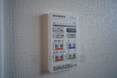 雨の日の洗濯も安心できる浴室暖房乾燥機付き浴室。リモコンで操作もボタン1つで簡単。