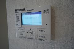 給湯器リモコンはキッチン横からボタンひとつで操作が楽々。通話ボタン付きでお子様とも会話ができて安心です。