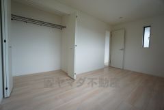 木目調のシンプルデザインで落ち着きと安らぎの空間に仕上げています。各部屋に収納が完備されているので、お荷物が多くなっても安心の設計です。