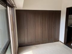 寝室には広めのクローゼット完備。 散らかりがちな洋服類もきれいに整理できます。使用頻度が少ないものは枕棚の上に、足元には3段ボックスを置いて、フル活用できるクローゼットです＾＾