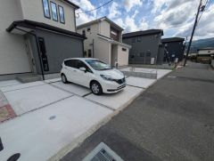 カースペースは停めやすい並列駐車2台付き。