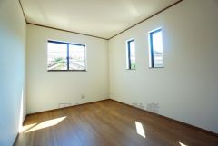 2面採光を確保した明るい室内は、風通しも良く、大変居心地の良い空間となっております。爽やかな風を感じて起きる朝は、快適生活の始まりに。