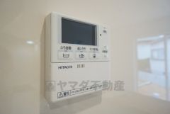 キッチン横からお湯張り、追い炊き、足し湯がボタン一つで楽々操作できる給湯機リモコンです＾＾忙しい夕飯の準備の時間帯に重宝しますね。