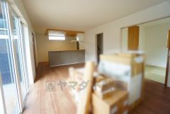 対面式カウンターキッチンでお子様の様子が見守れます。 リビングを一望できる対面式システムキッチン ダイニングへの配膳や調理の時便利なカウンター付き。 