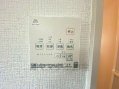 浴室暖房乾燥機には、暖房、乾燥、涼風、換気の4つの機能が付いています。タイマー付きです。