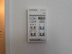 浴室換気暖房乾燥機付きなので、雨の日も気にせず洗濯物が干せます。