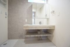 三面鏡つき洗面台。鏡裏にたっぷりとした収納スペースがあります。鏡を閉めてしまえば小物は見えないため、スッキリとした印象の洗面台にできます。