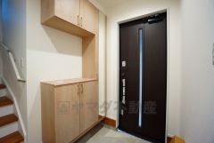 たっぷり収納できるシューズボックスです。家族全員の靴がきれいに整頓できます。棚の上にお花や写真を飾っても良いですね。