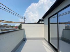 お洗濯物を干すスペースとしても十分な広さがあります。  お天気の良い日はお洗濯物がよく乾きそうな日当たり良好のバルコニーです＾＾