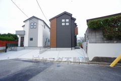 カースペースは停めやすい並列駐車2台付きです。