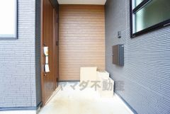 ブラウントーンの玄関扉＾＾外壁とマッチングしていてかっこいいですね＾＾家の顔となる玄関扉がかっこいいと、たくさんの人を招き入れたくなりますね＾＾