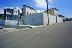 大型車両の通行も少なく静かで快適な生活を送れます＾＾ 前面道路は交通量が少なく小さなお子様がいるご家庭も安心です＾＾