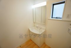 同仕様写真。三面鏡つき洗面台。収納も一体型になっているので、ドライヤーやヘアアイロンの置き場に困りませんね。