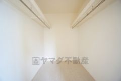 収納力豊富なウォークインクローゼット付き。洋服や小物などを1箇所にまとめて美しい収納を実現します。