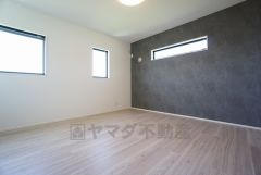 同仕様写真。住む人のこだわりを活かす洋室＾＾日当たりがよく、寝室としての利用もおすすめ。広めのクローゼットもあり荷物もすっきり片付けれ、ゆとりのある暮らしが出来ます＾＾