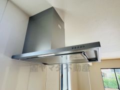 調理により発生する油煙や臭いを吸い込み、屋外へ排気してくれます。