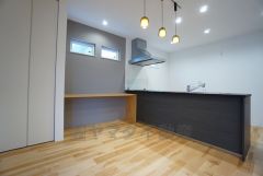 対面キッチン横にあるスタディーコーナー。キッチンからお子様のお勉強にも目が届きます。勉強やその他の作業もはかどりそうですね。