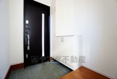 同仕様写真。たっぷり収納できるシューズボックスです。家族全員の靴がきれいに整頓できます。棚の上にお花や写真を飾っても良いですね。