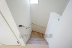 同仕様写真。リビング階段になっているので、家族と顔を合わせる機会が増え、ご家族との距離がグッと縮まります。