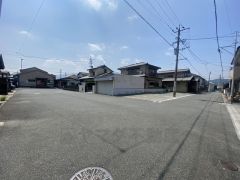 前面道路は交通量が少なく小さなお子様がいるご家庭も安心です＾＾
