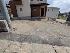 カースペースは停めやすい並列駐車3台付き。