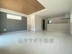 対面キッチンなので、ご家族の様子が見え、会話が弾むリビングです。