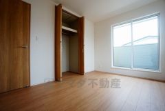 同仕様写真。全居室にはたっぷり収納できる大型クローゼットを設置しています。窓には断熱性・保温性にすぐれ、省エネ効果のあるペアガラスを採用。冬には結露を防止します。
