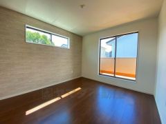 寛ぎの時間を紡ぎだす主寝室は、大型ベッドを置いても余裕の広さを確保しています。