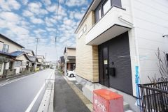 前面道路は8ｍ以上で駐車や離合がスムーズにできます＾＾ カースペースは停めやすい並列駐車2台付きです。