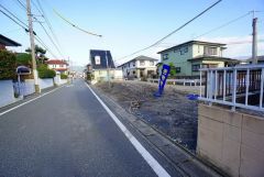 前面道路は北西側約6ｍ、南西側約4.5ｍ。