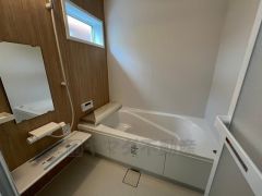 1日の疲れを癒すくつろぎのバスルーム。足を伸ばしてもゆったりと入れるサイズです。お子様と一緒にお風呂に入っても狭くないですね（＾＾