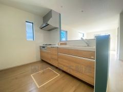 対面式カウンターキッチンでお子様の様子が見守れます。カウンタートップは耐熱性に優れており、日ごろのお掃除もふき取るだけでＯＫ。ステンレスシンクも簡単にお掃除できますよ。