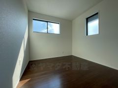 2面採光を確保した明るい室内は、風通しも良く、大変居心地の良い空間となっております。爽やかな風を感じて起きる朝は、快適生活の始まりに。