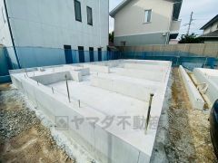 2025年5月現地撮影写真。 2025年8月完成予定。同一ハウスメーカー物件内覧可能です。お気軽にお問い合わせください＾＾