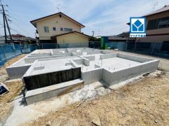 完成予想図。 ホワイト・ブラウンを基調としたシンプルで飽きの来ない外観です。設備仕様も充実した新築戸建です。 快適でゆとりのある生活空間で新生活を始めましょう^^