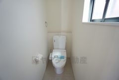 温水洗浄機付トイレです。節水機能もあるので、安心して使えますね。もちろん、1階2階の2ヶ所にトイレがあるので、忙しい朝にもゆとりができますね。