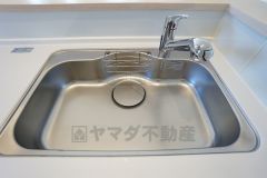同仕様写真。広々とした凸型シンクに洗剤ポケットを標準装備。大きなお鍋など洗いやすいです。洗剤や石鹸、スポンジもすっきりできる収納付き。