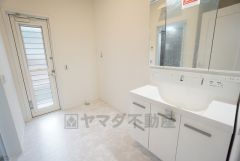 三面鏡つき洗面台。収納も一体型になっているので、ドライヤーやヘアアイロンの置き場に困りませんね。