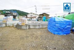 コンビニまで徒歩6分。スーパーまで徒歩13分。ドラッグストアまで徒歩12分。