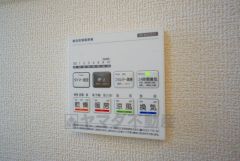 雨の日の洗濯も安心できる浴室暖房乾燥機付き浴室。リモコンで操作もボタン1つで簡単。 浴室暖房乾燥機には、暖房、乾燥、涼風、換気の4つの機能が付いています。タイマー付きです。