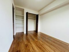 木目調のシンプルデザインで落ち着きと安らぎの空間に仕上げています。各部屋に収納が完備されているので、お荷物が多くなっても安心の設計です。