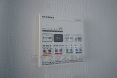 雨の日の洗濯も安心できる浴室暖房乾燥機付き浴室。リモコンで操作もボタン1つで簡単。 浴室暖房乾燥機には、暖房、乾燥、涼風、換気の4つの機能が付いています。タイマー付きです。