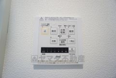 雨の日の洗濯も安心できる浴室暖房乾燥機付き浴室。リモコンで操作もボタン1つで簡単。 浴室暖房乾燥機には、暖房、乾燥、涼風、換気の4つの機能が付いています。タイマー付きです。